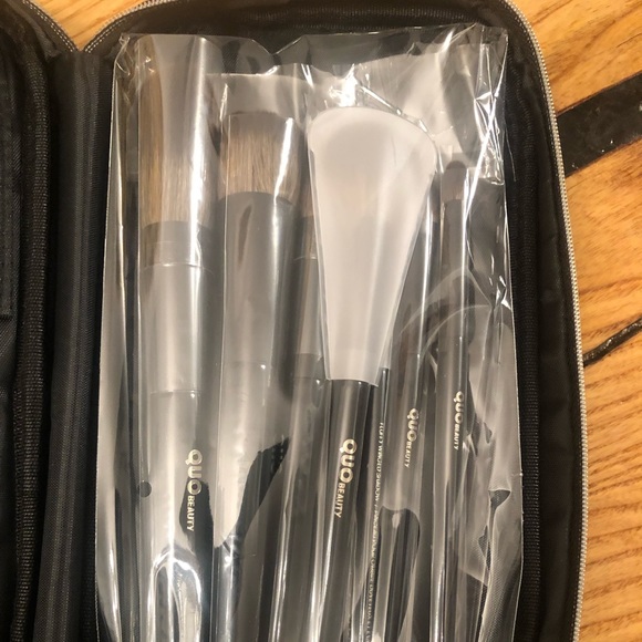 QUO: Limited Holiday Edition Pro Brush Set - 7 Synthetic Cruelty-Free Makeup - Picture 4 of 8